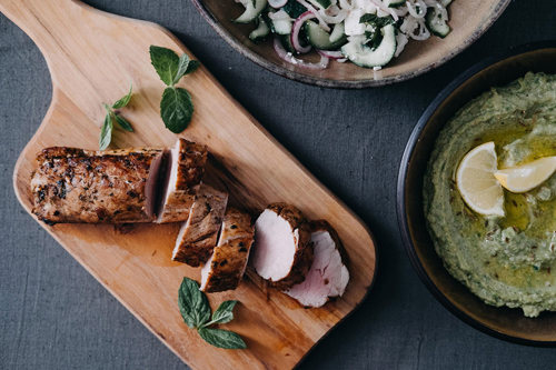 Mørbrad med ærtehummus