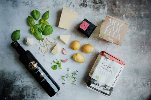 Ingredienser til kartoffelpizza med pesto