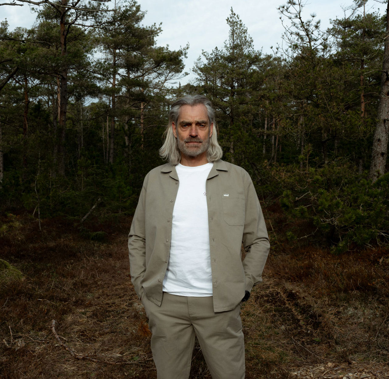Model med Elsk grøn elsk skjorte, hvid Elsk t-shirt og grønne Elsk bukser