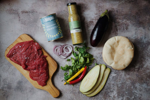 Ingredienser til pita med grillet aubergine