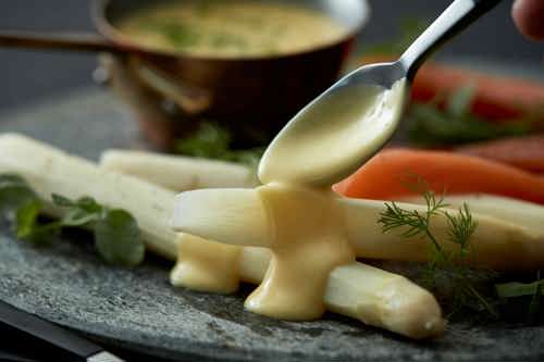 Hvid asparges med hollandaise