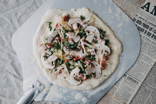 Hvid pizza inden bagning