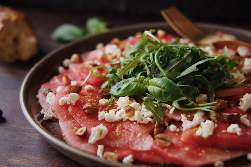 Vandmelon-carpaccio på tallerken