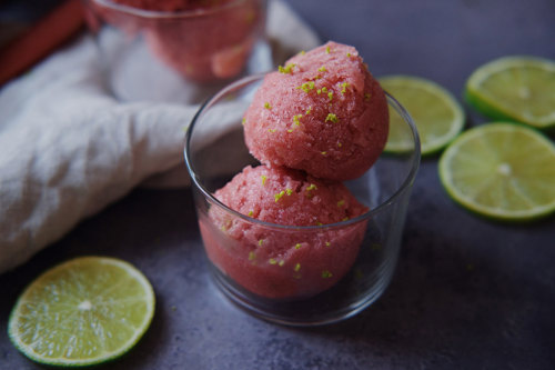 Rabarbersorbet i glas